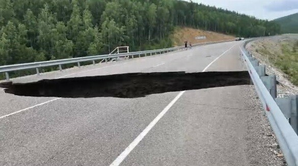 На федеральной трассе в Амурской области образовался огромный провал полностью парализовавший движение фото видео