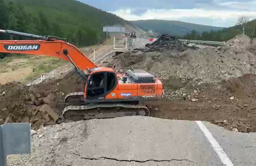 Объездную дорогу строят на трассе Лена в Приамурье Ремонт рухнувшего полотна идет круглосуточно видео