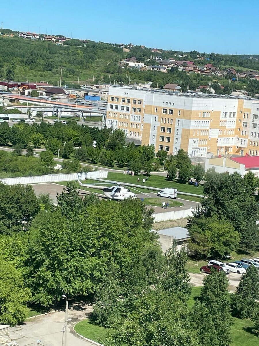 На территории Амурской областной больницы в Благовещенске впервые приземлился вертолет медицины катастроф видео