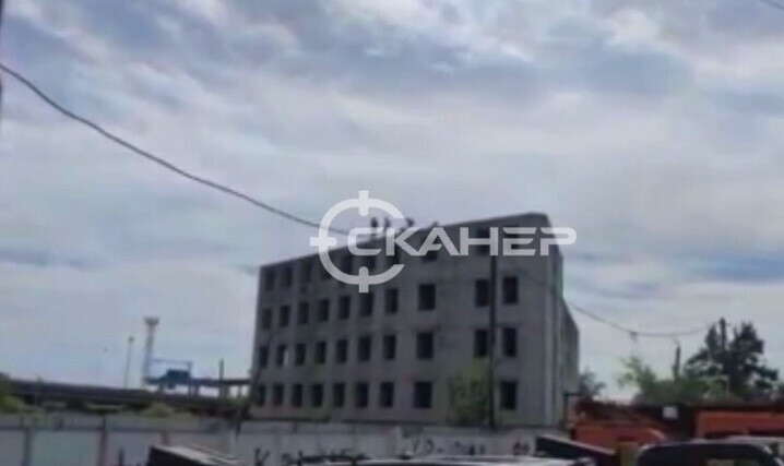 Подросток в Благовещенске на руках поднес девушку к краю крыши заброшки видео