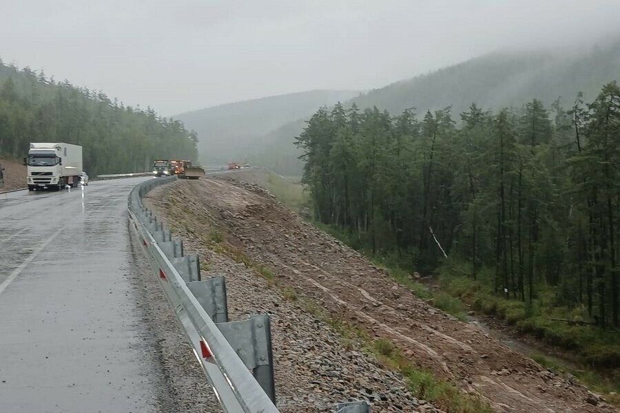 В Приамурье не открыли трассу для большегрузов где был крупный провал 