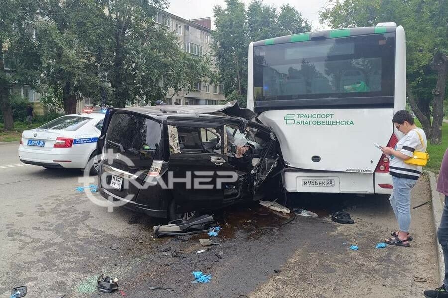 Две бригады медиков работают на месте ДТП где машина буквально пронзила автобус на остановке Благовещенске фото