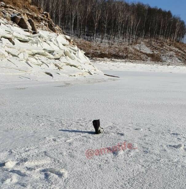 На Бурейском водохранилище нашли место куда провалился автомобиль с людьми Родственники просят помощи фото видео