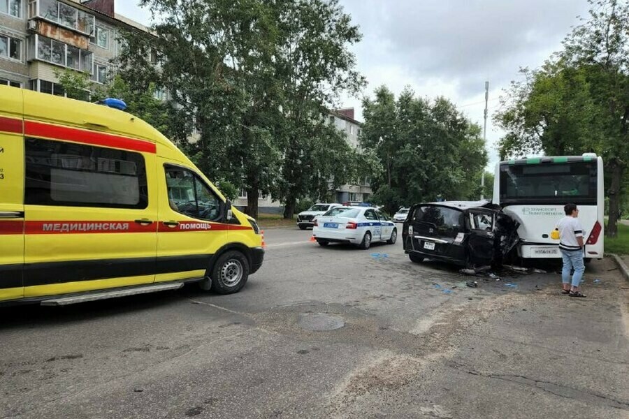 Пять человек пострадали в жестком ДТП с участием автобуса в Благовещенске