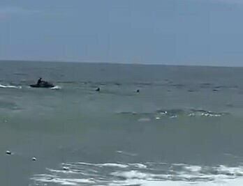 В Ливадии течением в море унесло восемь человек одного спасти не удалось видео