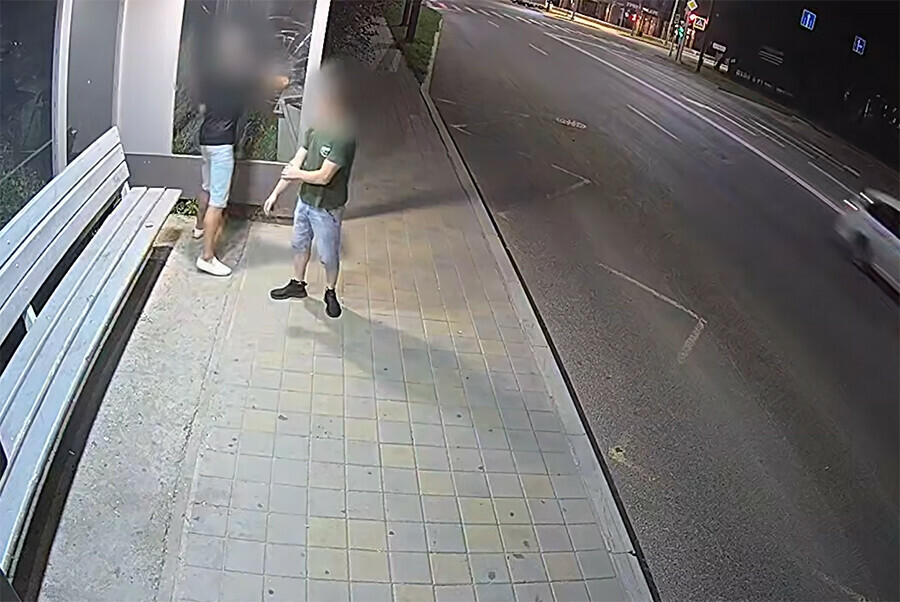 В Благовещенске пьяные хулиганы изуродовали павильон на остановке видео