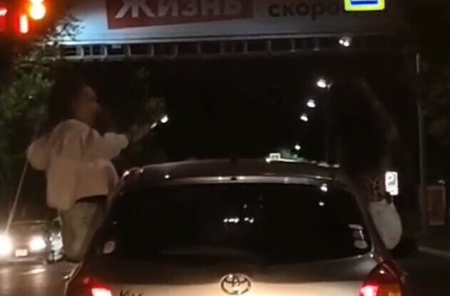 В Благовещенске наказали водителя из окон машины которого высунулись три девушки видео