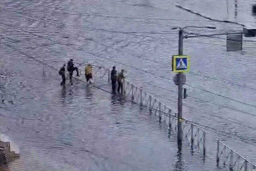 Улицы Белогорска ушли под воду после обильных дождей видео