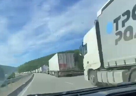 Огромную пробку из фур сняли в Амурской области видео