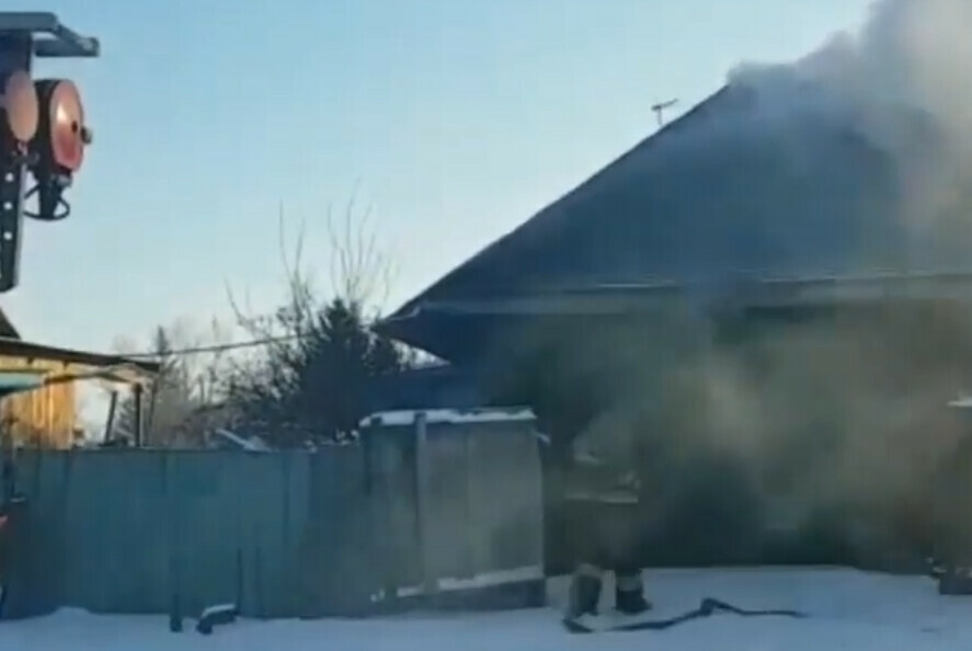 В Пояркове пожарные спасли автомобиль из горящего гаража видео