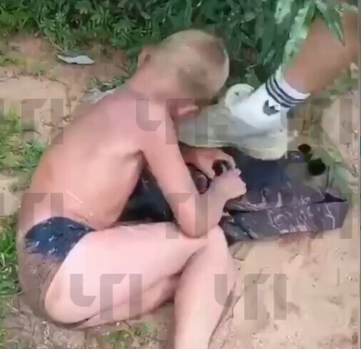 Видео не для слабонервных кадры жестокого избиения маленького мальчика в Амурской области расходятся по соцсетям