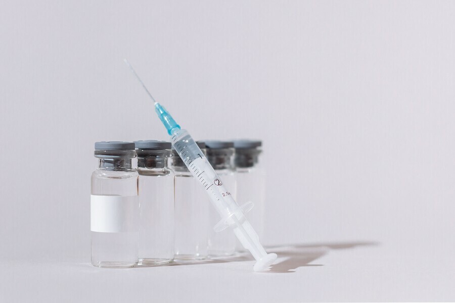 Эпидемиолог Роспотребнадзора предложил переболевшим COVID19 не делать прививку до осени