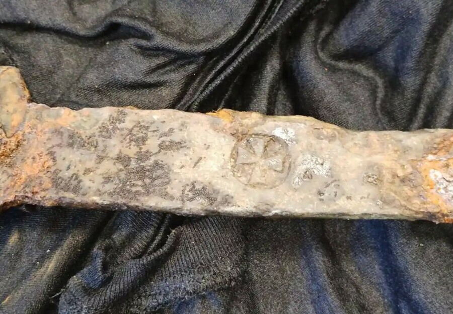 Рыбак выловил 700летний меч