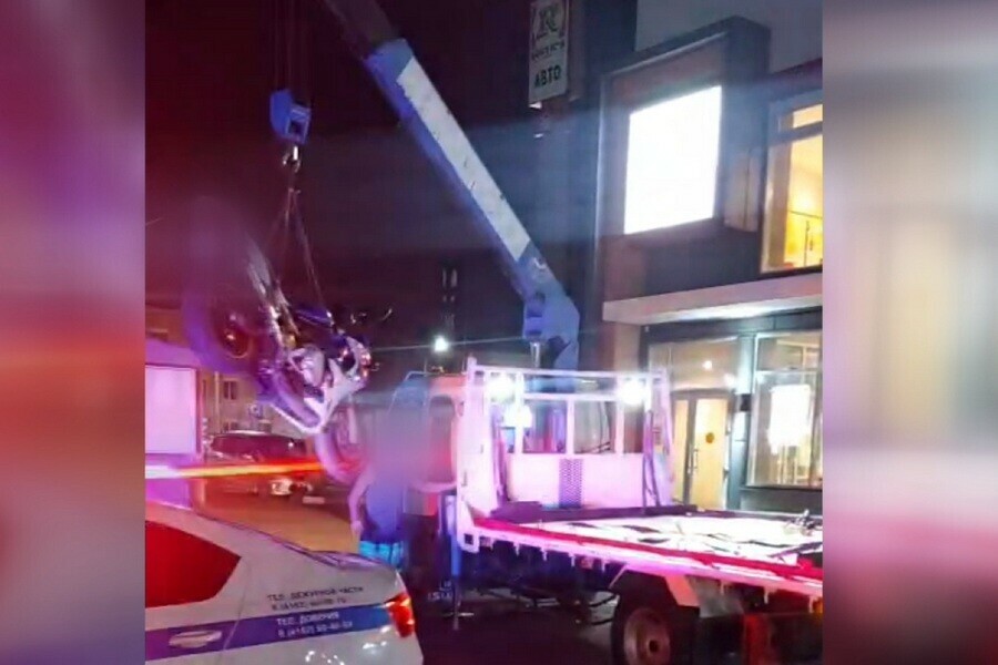 С парковки Флагмана на эвакуаторе увезли два авто и мотоцикл В Благовещенске прошел рейд видео