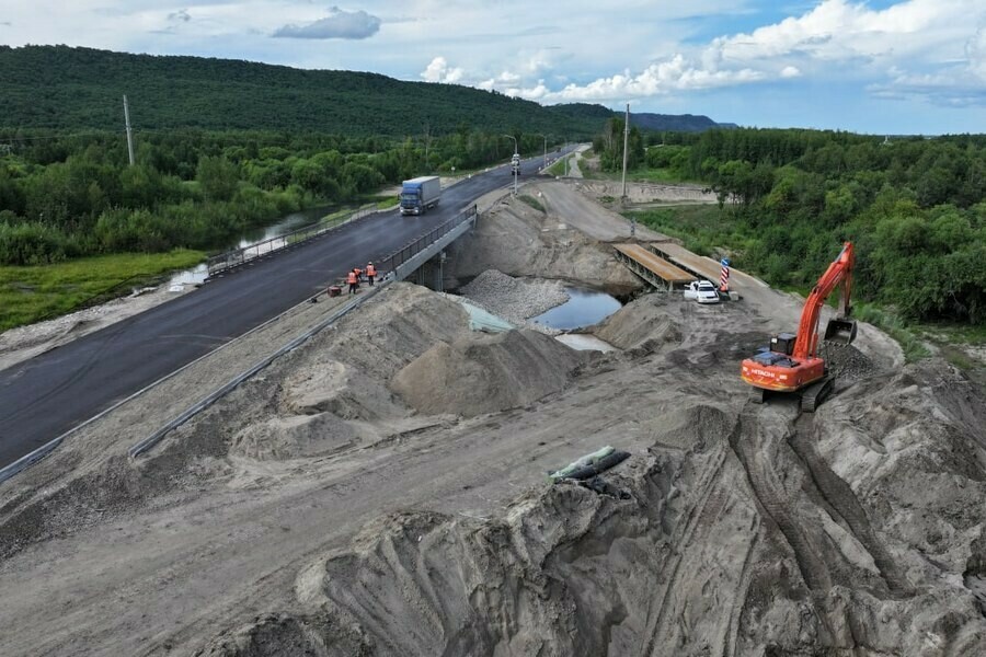 На трассе Благовещенск  Свободный открыли для проезда новый мост и закрыли объезд фото