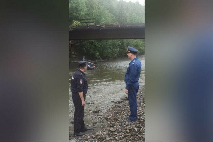 В Приамурье машина упала в моста в реку Есть погибший 