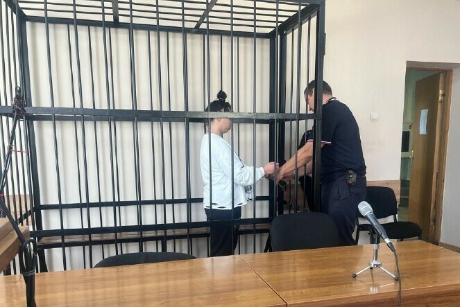 В Благовещенске арестовали 25летнюю женщину убившую родного брата шампуром