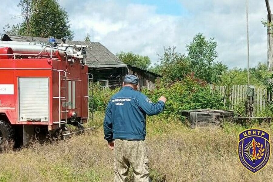 На севере региона амурчанам пострадавшим от паводка помогают спасатели фото
