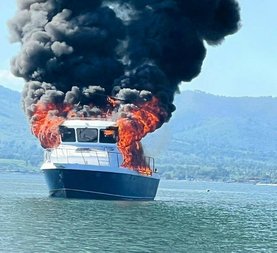 Катер с людьми загорелся в Приморье люди прыгают в воду