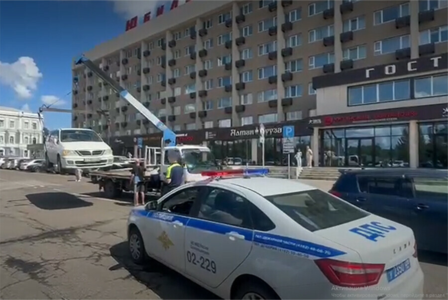 Что происходит с автомобилями брошенными около гостиницы в Благовещенске видео
