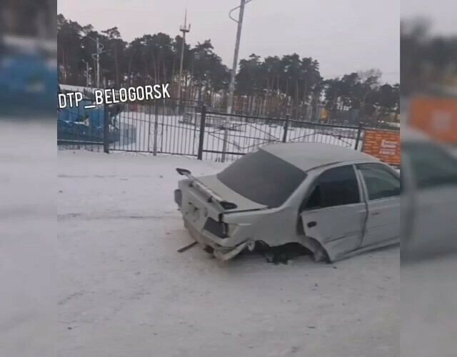 В Белогорске в гонках по городским улицам у иномарки оторвало колесо