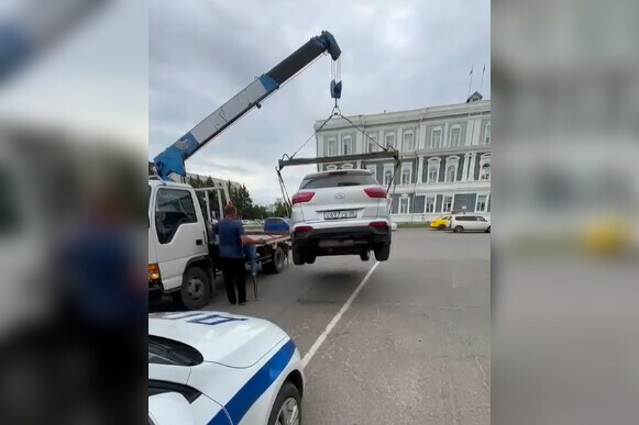 В амурской столице эвакуировали кроссовер припаркованный неподалеку от администрации Благовещенска