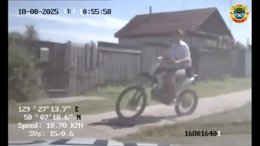 В Завитинске 15летний мотоциклист без прав и шлема пытался уйти от полицейской погони видео