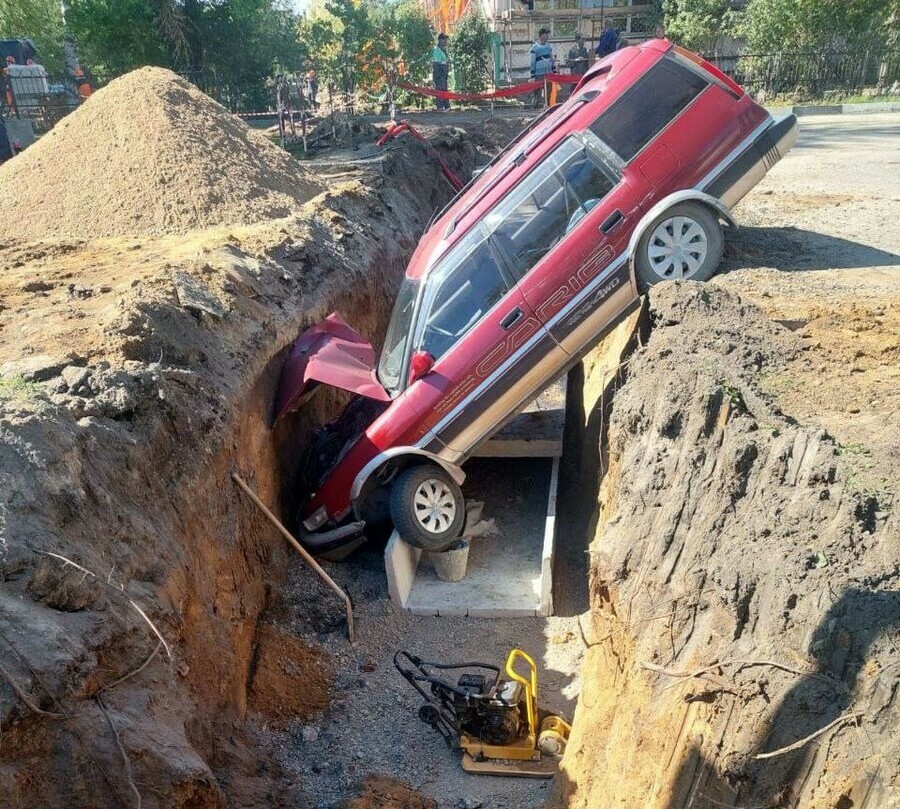 В Приамурье автомобиль влетел в выкопанную траншею