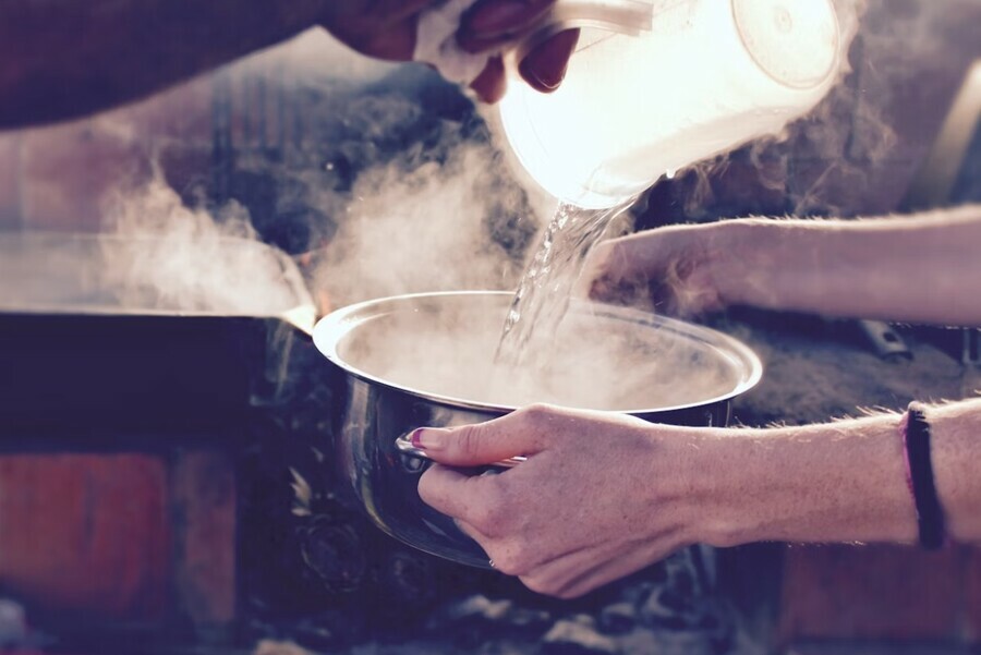 В Амурской области маленький мальчик упал в кипяток