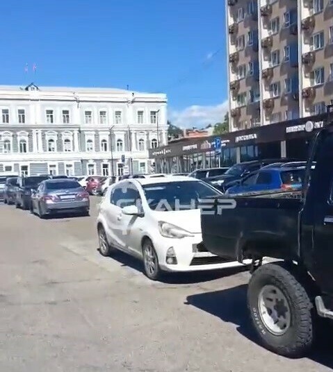 Взялись серьезно от гостиницы Юбилейная в Благовещенске эвакуировали несколько дорогостоящих машин видео