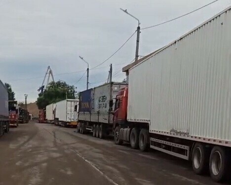 Несмотря на запрет фуры продолжают парковаться в Благовещенске там где нельзя видео