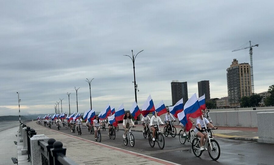 Несколько десятков человек проехали по набережной Благовещенска с большими триколорами