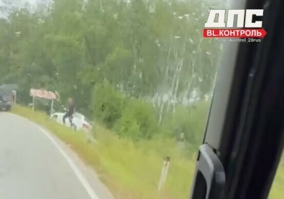 Машина слетела с трассы в Приамурье 