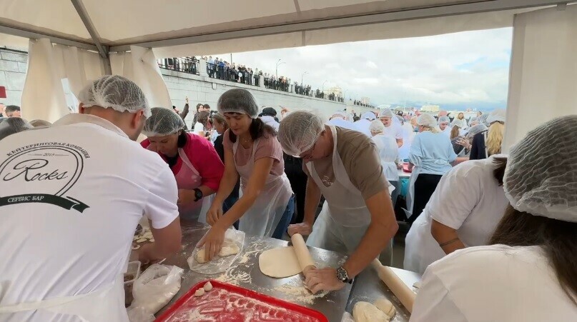 Жители Благовещенска и Хэйхэ поставили рекорд по массовой лепке пельменей видео