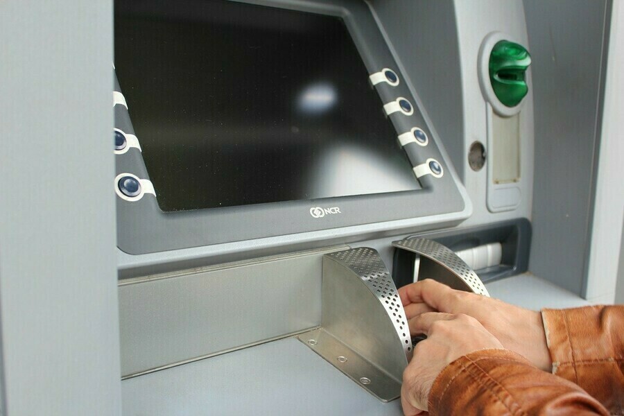 В Сковородине женщина украла деньги с банковской карты пожилой знакомой