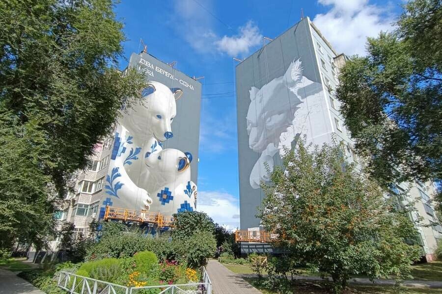 В центре Благовещенска вовсю кипят работы по созданию первого в городе парного мурала фото