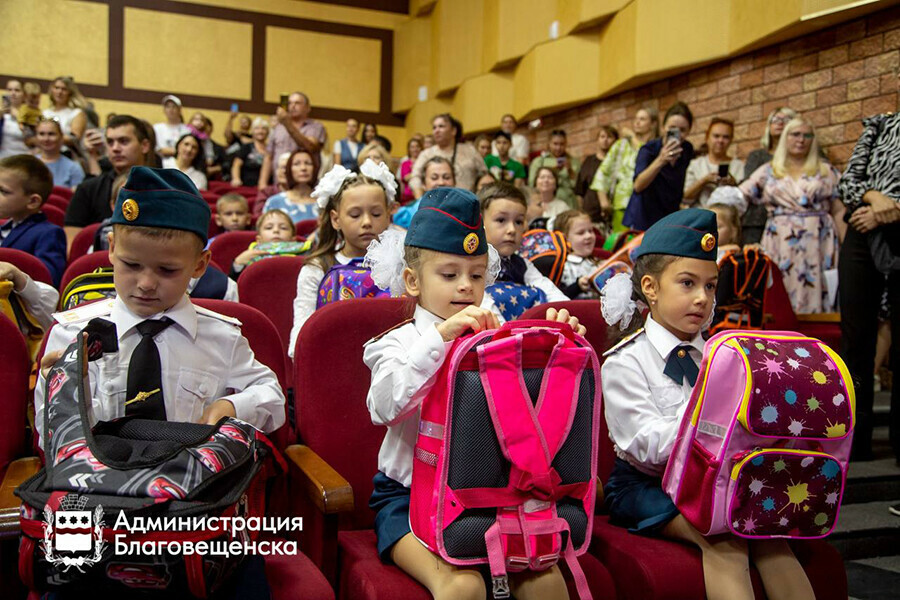 Некоторые первоклассники Благовещенска получили подарки к новому учебному году