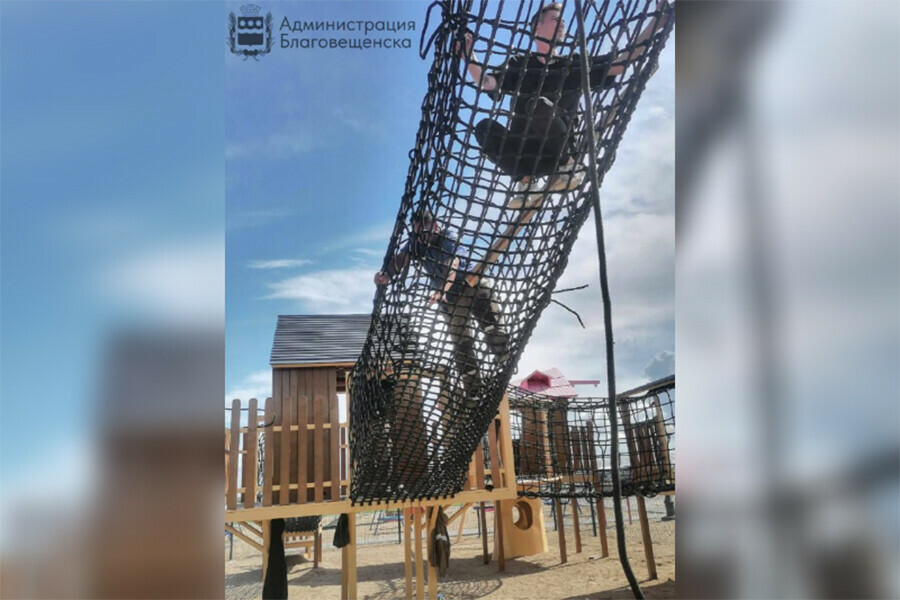 В Благовещенске обновили и обезопасили детский игровой комплекс на набережной