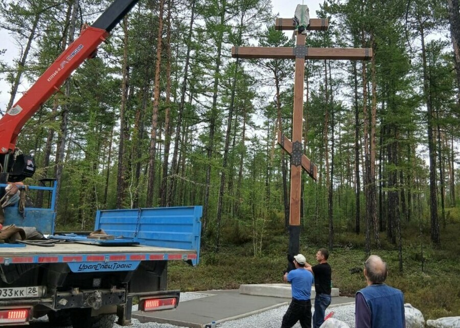 Неподалеку от места крушения Ан24 в Амурской области установили поклонный крест
