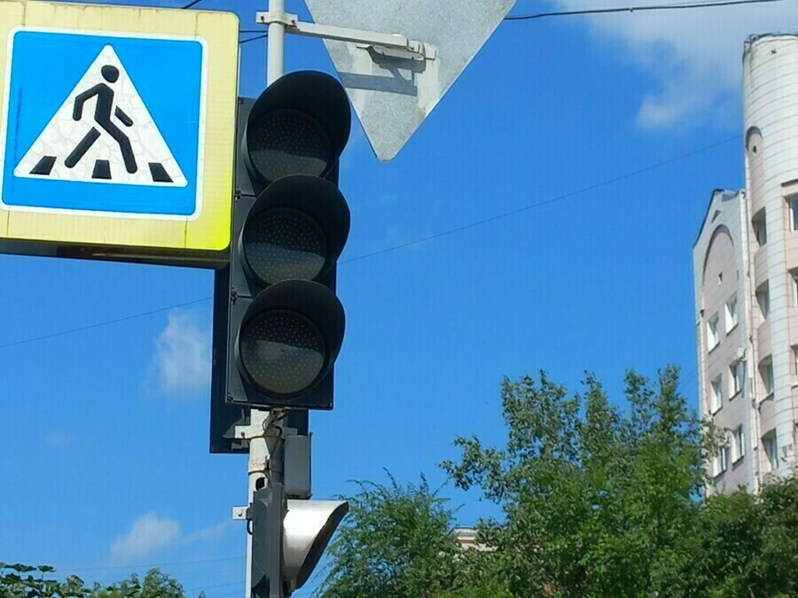 Лучше избегать этот перекресток в центре Благовещенска попрежнему не работает светофор
