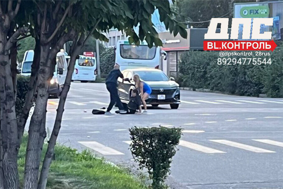 Ребенок и взрослый оказались под колесами автомобилей в Амурской области