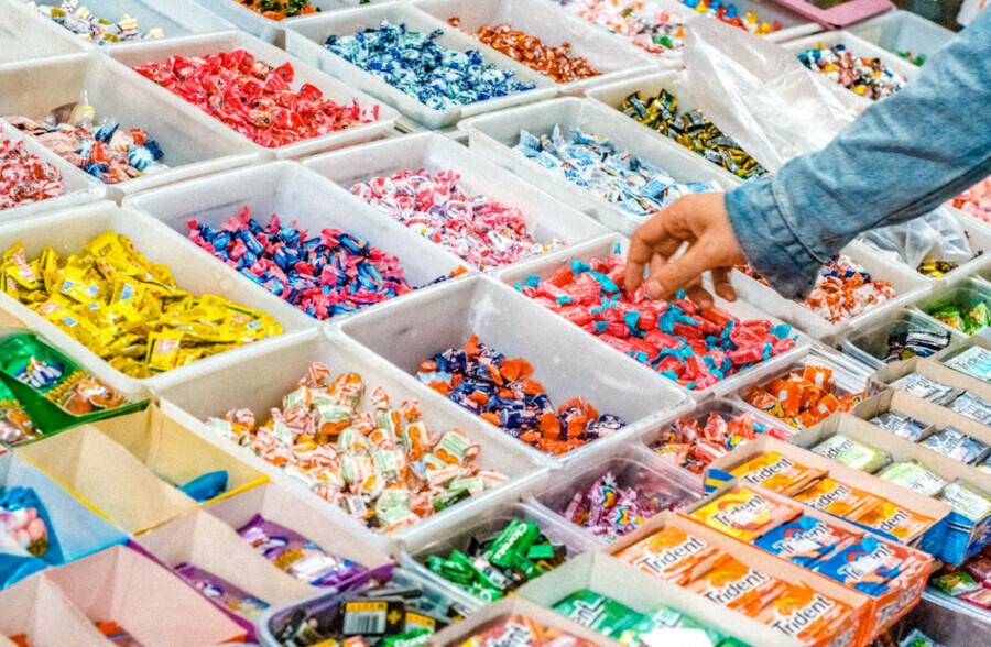 Продавец в Благовещенске похитила на работе сладости на 12 миллиона рублей