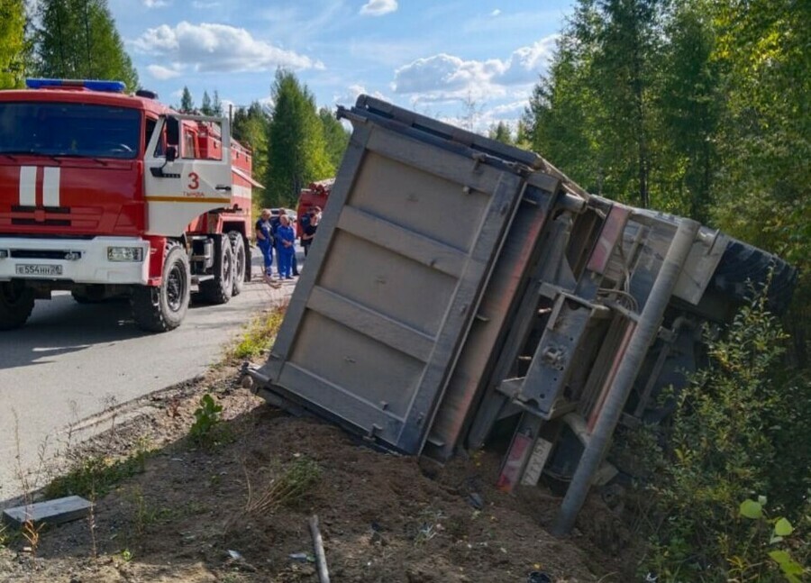 В Амурской области опрокинулся грузовик водителя зажало в кабине фото