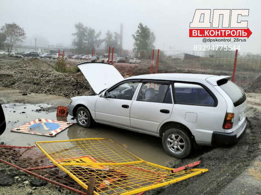 Автомобиль в тумане нырнул в провал 