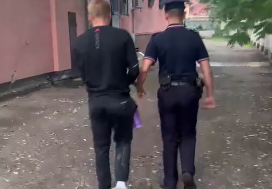 Жестоко издевались в лесу и снимали видео разбойников задержали в Благовещенске Среди них девушка видео