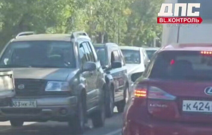 И это еще не 5 часов вечера водители показали какие пробки образовались в Благовещенске после перекрытия Мухина видео
