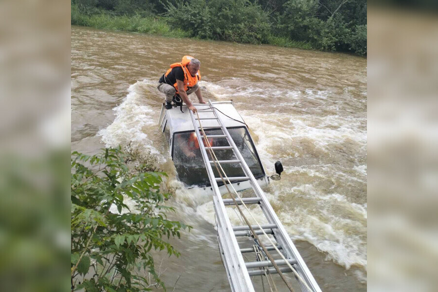 Сильный поток воды снес автомобиль в реку вместе с водителем
