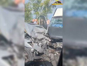 Жесткое ДТП лоб в лоб столкнулись микроавтобус и легковушка на выезде из Благовещенска видео