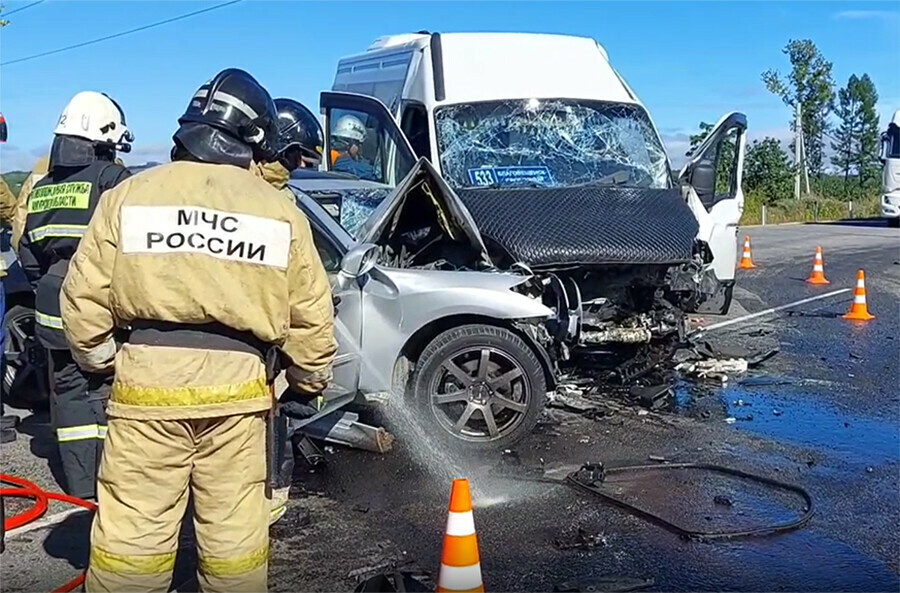 Около 20 человек в том числе четверо детей пострадали в лобовом столкновении машин на выезде из Благовещенска видео