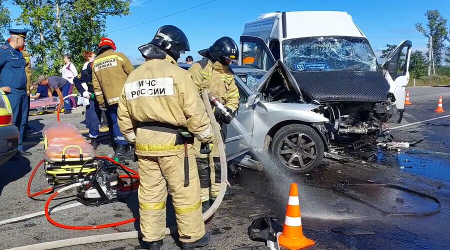 Четверо пострадавших в ДТП под Благовещенском в тяжелом состоянии Движение на трассе перекрыто